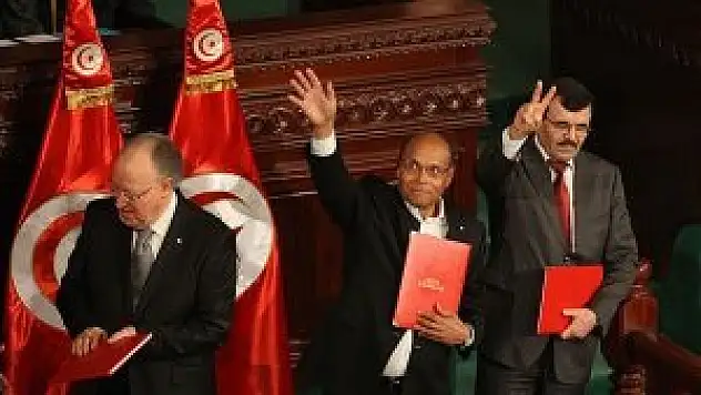 Tunus'ta yeni anayasa Merzuki tarafından onaylandı