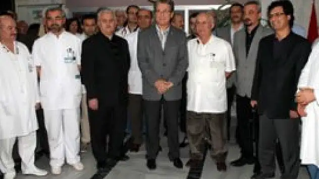 Seyyar satıcılar profesörü odasında darp etti