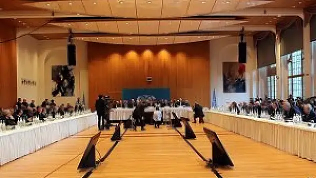 Aynı masada birbirlerinin yüzüne bakmıyorlar