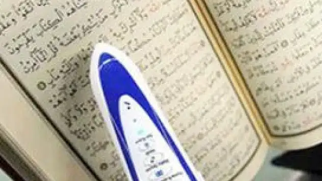 Kur'an okuyan hafız kalem