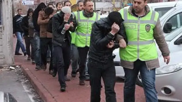 Hırsızlık yaptıkları iddiasıyla 12 kişi yakalandı
