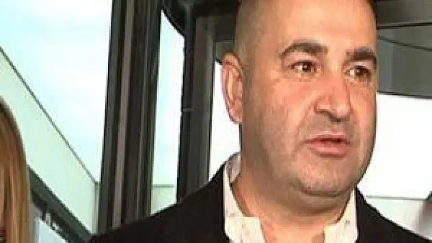 Şafak Sezer'in parmağı kırıldı