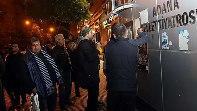 Tiyatro bileti için gece yarısı kuyruğa girdiler