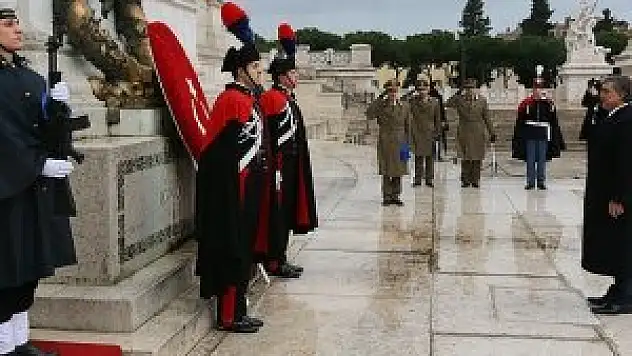 Cumhurbaşkanı Gül Meçhul Asker Anıtı'na çelenk koydu