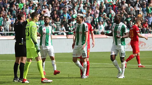 Konyaspor'da Mehdi Bourabia kırmızı kart gördü