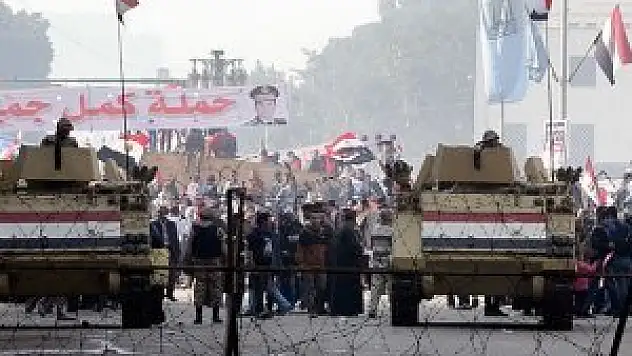 Mısır'da darbe cephesi bölünüyor