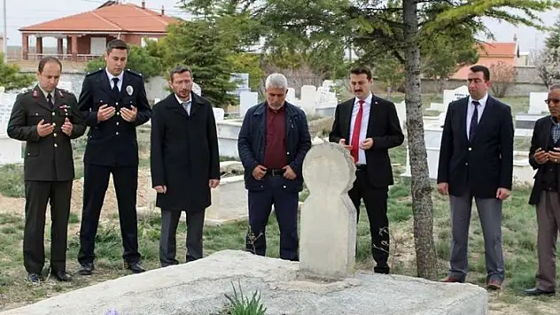 Yunak Kaymakamı Cıdıroğlu şehitlikleri ziyaret etti