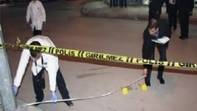 Kız kardeşinin yanında adam öldürdü