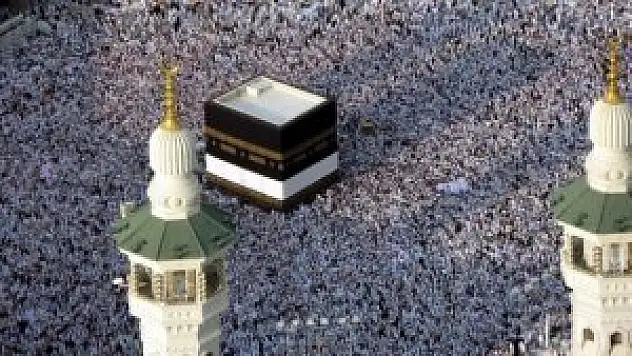 Türk umre kafilesi Medine Havalimanı'nda mahsur kaldı