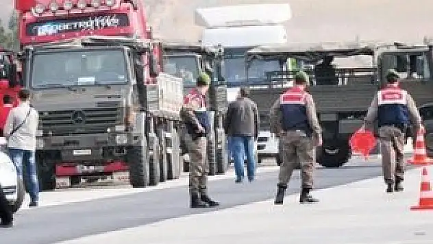 O TIR'ların içinde ne var? Komutan açıkladı