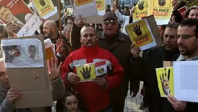 Atina'da darbe karşıtı gösteri