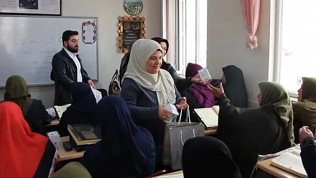 Karatay Belediyesi kandil simidi ikram etti