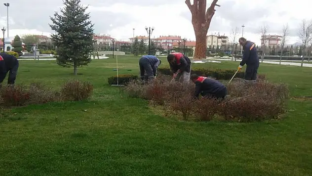 Karatay'da yeşil alanlar yaza hazırlanıyor