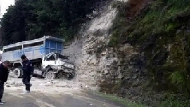 Çimento yüklü kamyon devrildi: 3 yaralı