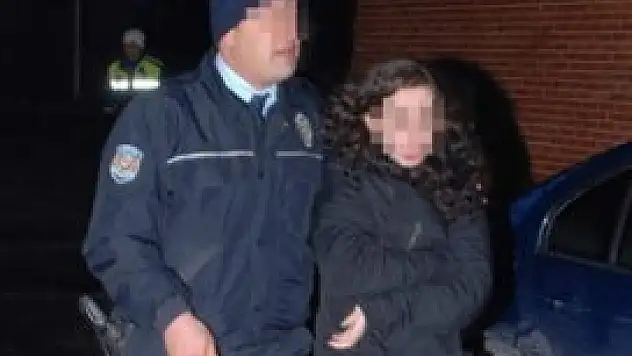 Polisten kaçıp tuvalete saklandılar