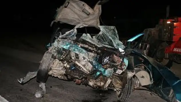 Kamyonla çarpışan otomobildeki 2 yaşındaki çocuk öldü