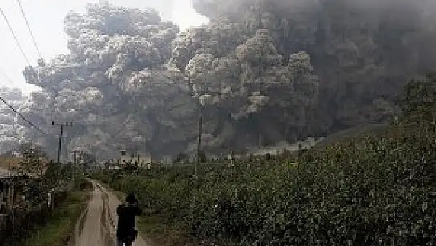 Sinabung Yanardağı böyle patladı
