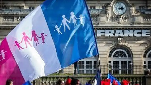 Fransa'da hükümet aleyhinde gösteri