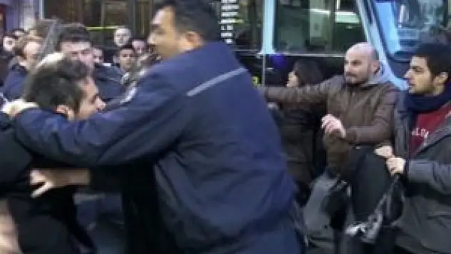 Ak Partililer ile eylemciler arasında kavga çıktı