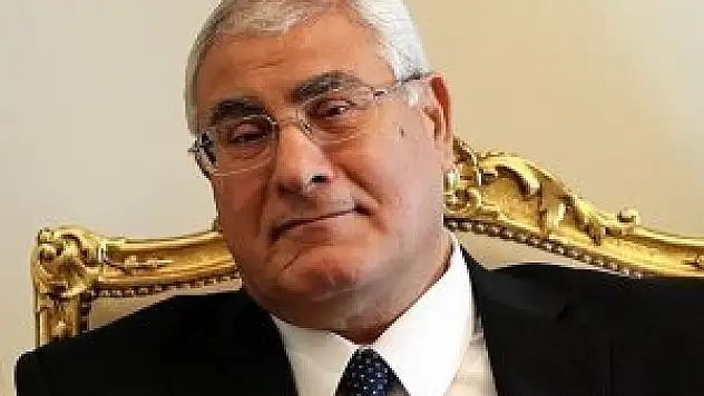 Mansur askeri yargıyla ilgili bazı kanunları onayladı