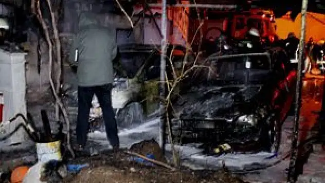 Yanık bırakılan mangal 2 otomobili kül etti