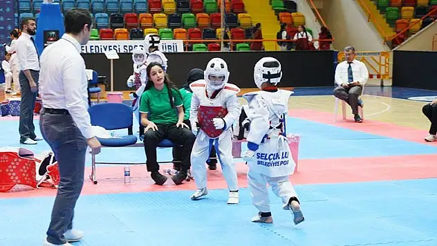 Taekwondo turnuvasında madalya için mücadele ettiler