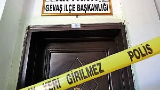 Van'da AK Parti ve Hüda-Par ilçe binalarına saldırı