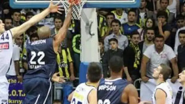 Anadolu Efes, Fenerbahçe Ülker'e 64-73 mağlup oldu