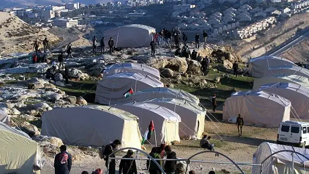 İsrail askerleri, çadır köyü yıktı