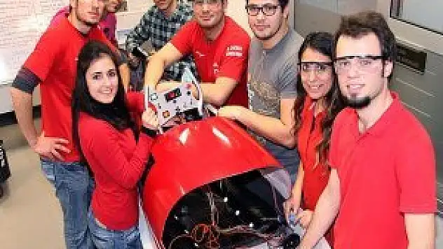 Bu otomobil 1 litre benzinle bin kilometre gidebiliyor