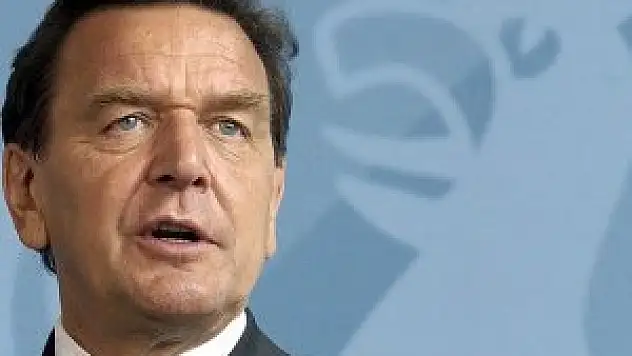 Schröder'in de dinlendiği iddia edildi