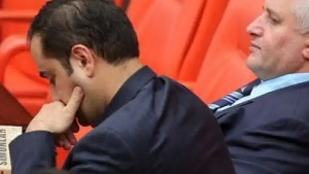 AK Partili vekilin önünde ilgi çeken kitap