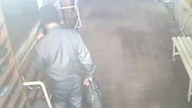 Çalmadan önce ayakkabıları kokladı