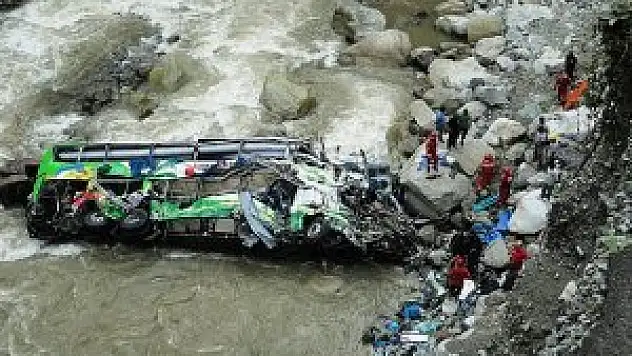 Nepal'de otobüs nehre yuvarlandı