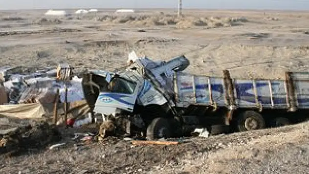 Konya'da kamyon devrildi 2 yaralı