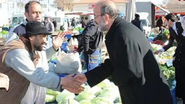 Mehmet Şen, beraberindeki heyetle pazar esnafını ziyaret etti