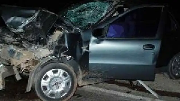 12 kişinin bindiği araç kamyonla çarpıştı: 12 yaralı