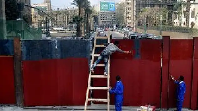 Kahire'de ana caddeye demir kapılar