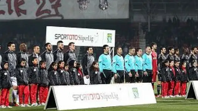 Futbolcular sahaya Suriyeli çocuklarla el ele çıktı - Beşiktaş kazandı