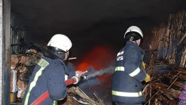 Tarihi Bedesten çarşısı yandı