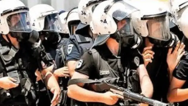 40 bin polisin başını yaktılar