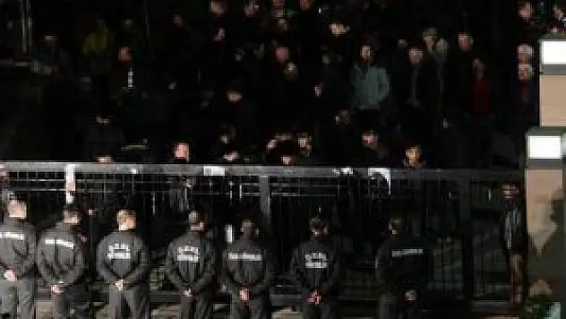 CHP'de Savaş İyice Kızıştı, CHP'liler CHP Genel Merkezini bastı