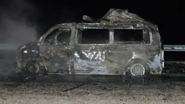 Seyir halindeki minibüste yangın çıktı