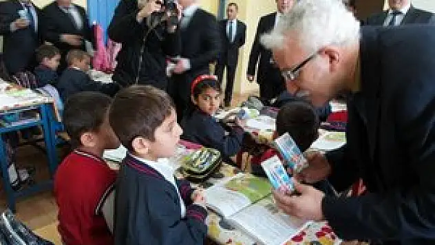 Zorlu minik öğrencilere süt dağıttı