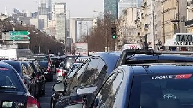 Fransa'da taksicilerden trafiği durdurma eylemi