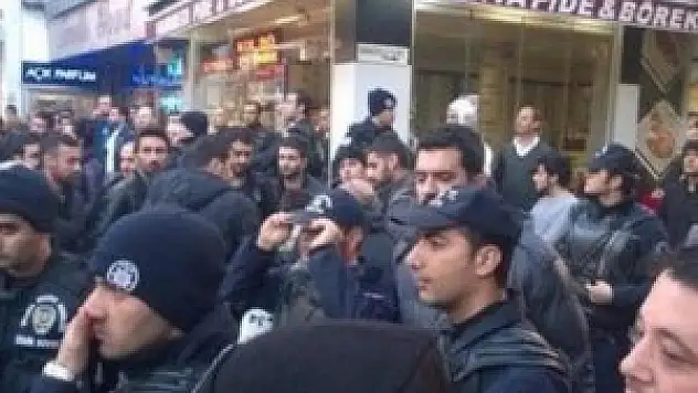 Çirkin provokasyon - AK Parti seçim aracına saldırı