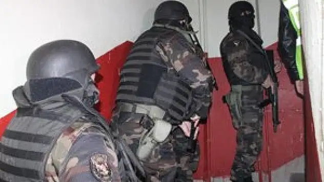 Örgüt liderine baskın 20 gözaltı