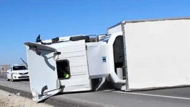 Kabinde sıkışan sürücüye tavandaki camdan müdahale