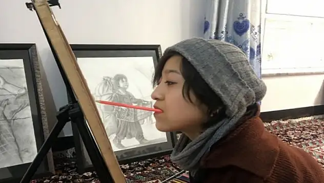 El ve ayakları felçli Afgan kızdan anlamlı resim