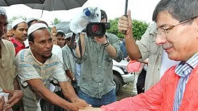 Davutoğlu'nun söz verdiği yardımlar Arakanlılara ulaştı